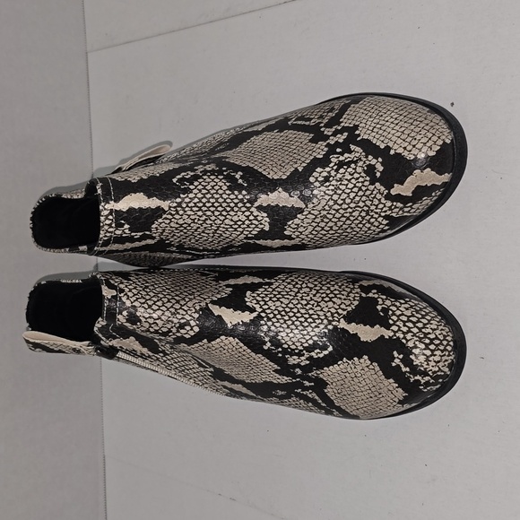 Arizona Jean Co. Galen Ankle Booties Memory Foam Snake Animal Print Size 9.5 - Picture 1 of 16